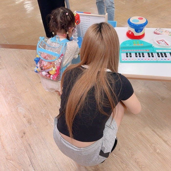 【写真・画像】 日菜あこ、そっくりと言われた18歳の娘の後ろ姿「『後ろ姿40歳ってこと？！笑』と、言ってました」 　1枚目