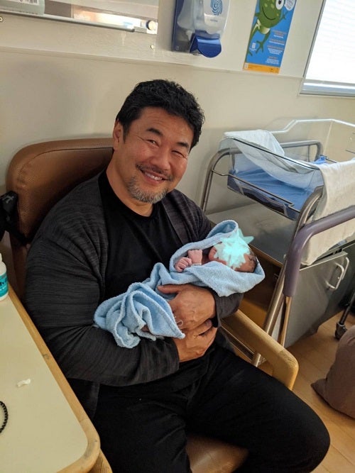 佐々木健介、長男夫婦の第1子が誕生し20年ぶりに抱っこした乳児「可愛い初孫を見させてくれて凄く嬉しい」 