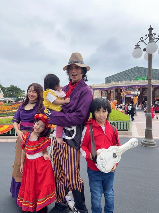 【写真・画像】 川崎希、TDLで家族と『リメンバー・ミー』の仮装「急遽変更してランドへ」 1枚目