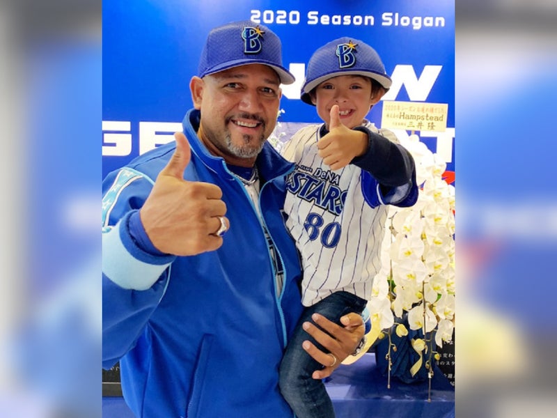 横浜ベイスターズのユニフォームを着用しポーズをするラミレスさんと長男ケンジくん