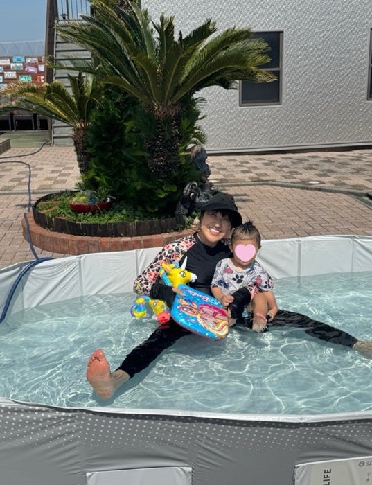 【写真・画像】 北斗晶、仕事終わりすぐに孫を迎えて自宅で水遊び「 神義母です」「凄いバイタリティ」の声 　1枚目