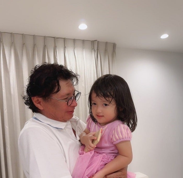  川崎希、タイにしばらく移住している義父が来宅「ひさびさの日本」 