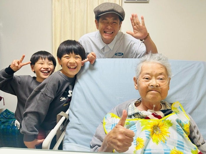 【写真・画像】 ココリコ・遠藤の妻、夫に再会し涙を流していた父親「血縁関係がない家族は面会ができなかった」 　1枚目