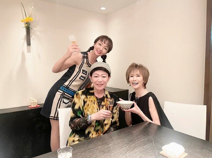 小柳ルミ子、美川憲一＆神田うのと念願のディナーを堪能「凄いオーラ」「豪華なメンバー」の声 