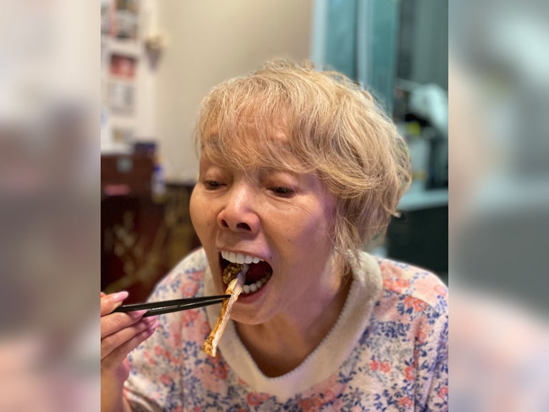 【写真】松茸を食べる研ナオコさん