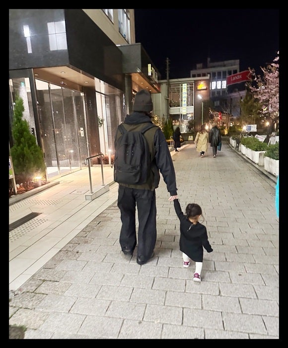 【写真・画像】 ギャル曽根、身長差がすごい夫と次女の後ろ姿を公開「習い事のお迎えに行こうと」 　1枚目