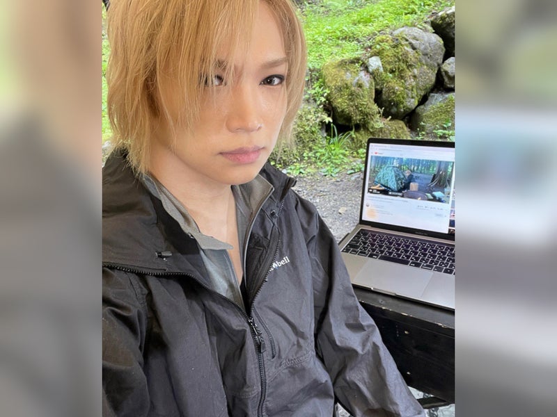 【写真】生配信中の鬼龍院翔さん