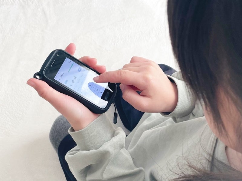 「はみっく 」で検索をする女の子の写真