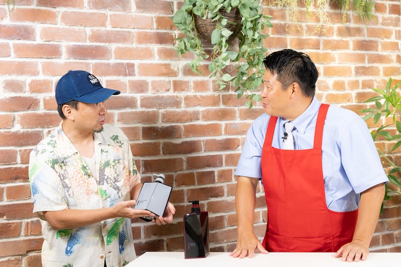 【写真】コンディショナーを手に持った武田さん（左）と話すレジェンド松下さん（右）