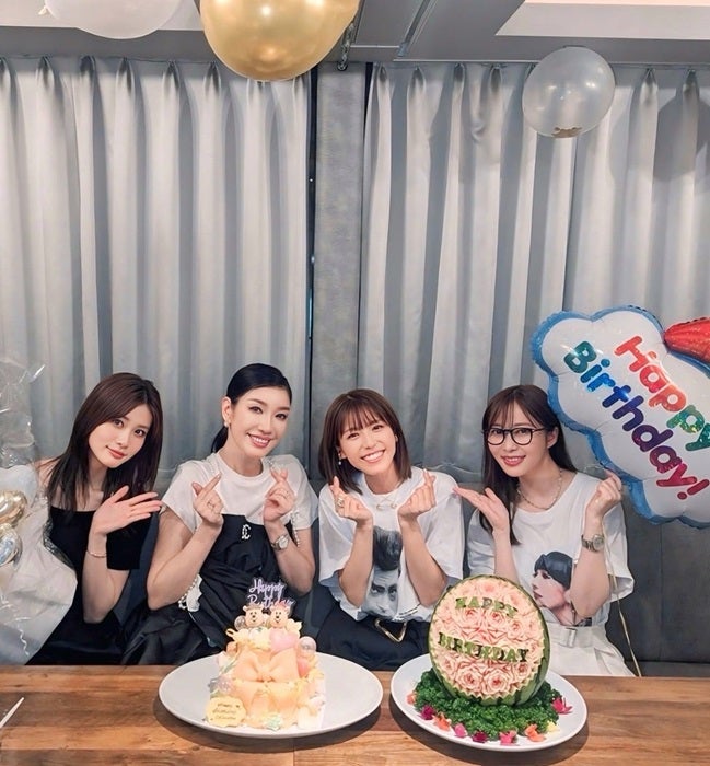 【写真・画像】 アンミカ、若槻千夏の誕生日会で撮影した集合ショットを公開「生まれてきてくれてありがとうやで～」 　1枚目