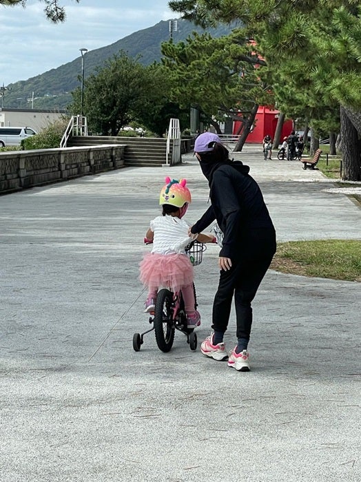 【写真・画像】 マック鈴木、泣きながら妻・小原正子の指導を受けていた娘「自転車指導をしてくださる熱血母さん」 　1枚目