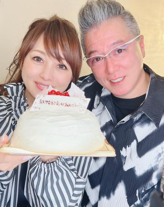 【写真・画像】 渡辺美奈代、28周年の結婚記念日に撮影した夫婦ショットを公開「愛弥が買ってきてくれたケーキを頂き」 　1枚目