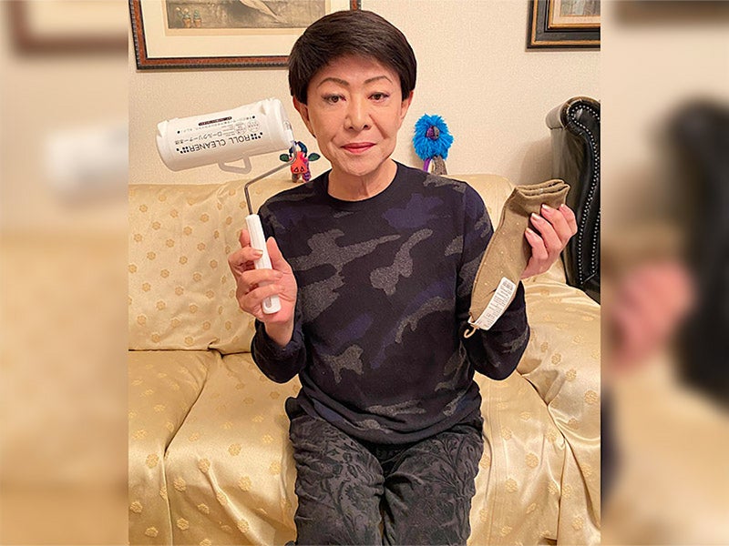 【写真】粘着クリーナーと靴下を持つ美川さん