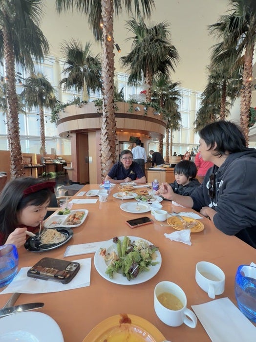 【写真・画像】 川崎希、義父の75歳の誕生日を祝福「ビュッフェとっても美味しかった～」 　1枚目