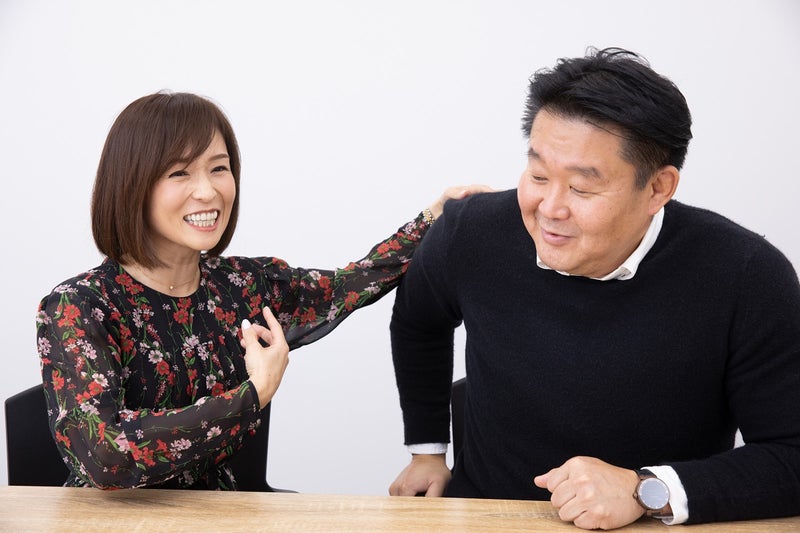 【写真】花田虎上さんの肩に手を置く倉実さん