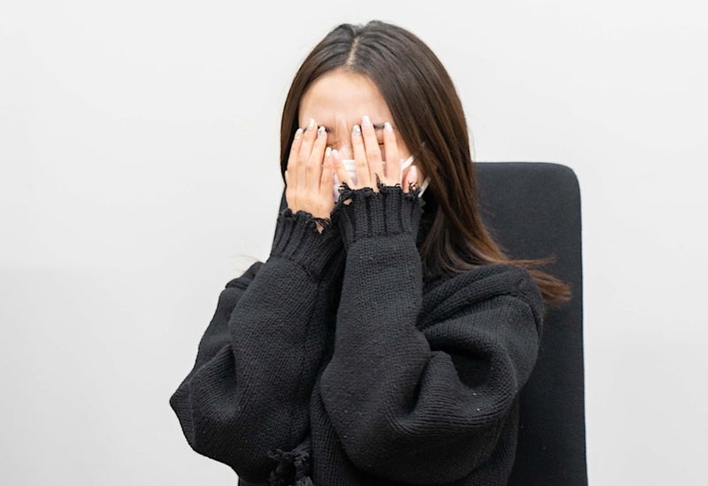 恥ずかしそうに顔を抑えている編集Mの写真