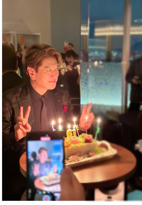 【写真・画像】 川崎麻世、GACKTから届いた61歳の誕生日プレゼントを公開「お祝いLINEも来たよ」 　1枚目