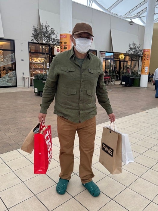 【写真・画像】 花田虎上「爆買いしてるみたいな袋の量」アウトレットに行き初めて購入した物「歩いてる間痛かったので」 　1枚目