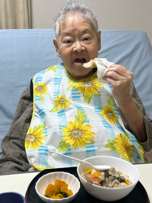 【写真・画像】 ココリコ・遠藤の妻、久々に孫達と会った父親の様子「寝たきりだから無理はしないで欲しいけど」 　1枚目