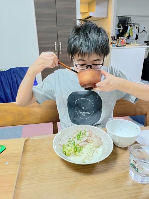 【写真・画像】 山田花子、長男がおかわりした夫の料理を公開「美味しそうに食べるね！！」 　1枚目