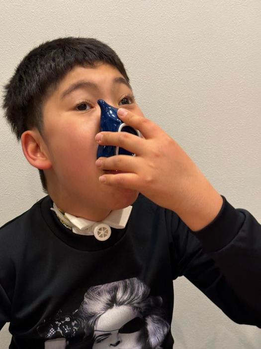 【写真・画像】 野田聖子氏、息子が嚥下にチャレンジする姿を公開「パパ特製の味噌汁、お酒ではありません」 　1枚目