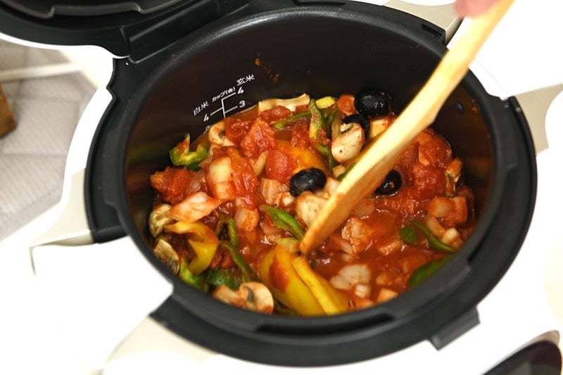 クックフォーミーで材料を混ぜ合わせている写真