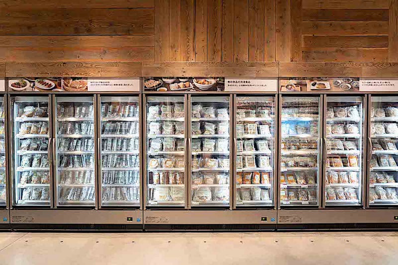 「無印良品 東京有明」の内覧会で撮影されたまるでスーパーのような冷凍コーナー