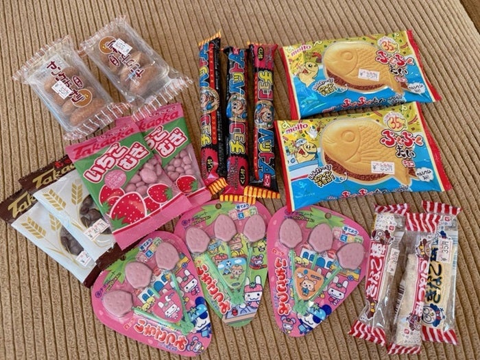【写真・画像】 辻希美、三男と駄菓子屋に行き買ってきた品「気づけば全部甘いもの」 　1枚目