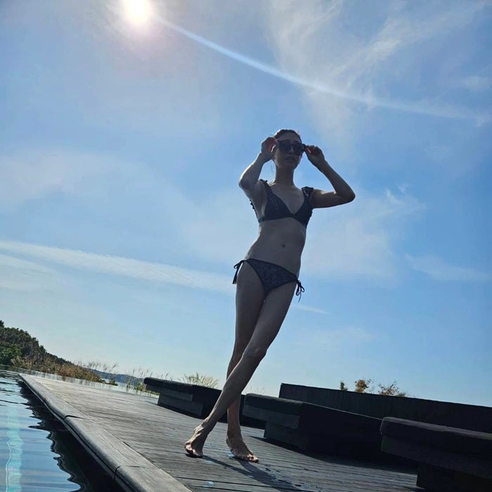 【写真・画像】 山田優、プールを満喫した日の黒の水着姿を公開「お部屋も凄く快適で皆大喜びでした！」 　1枚目
