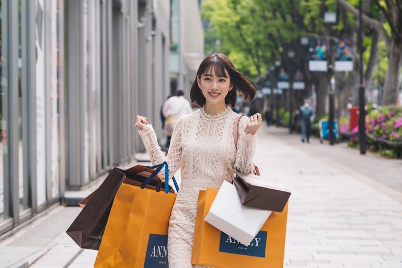 【写真】買い物を楽しむ堀未央奈さん
