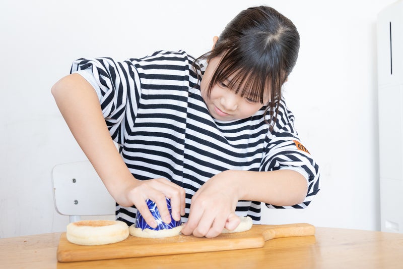 【画像】みうちゃんがイングリッシュマフィンを丸くくり抜いている