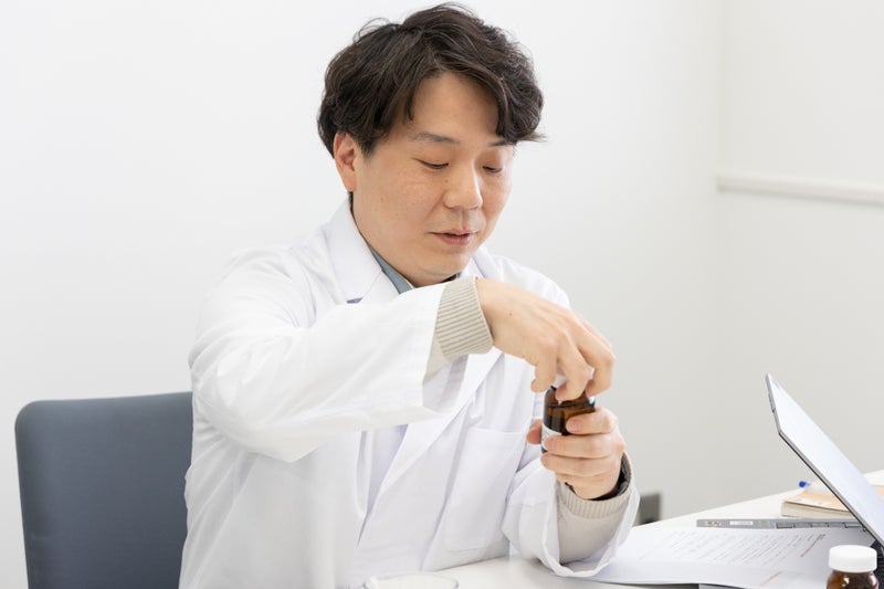 【画像】小瓶を取り出す白衣姿の男性