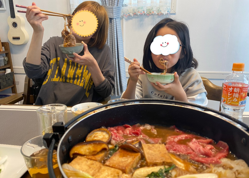 【画像】食事をするタケトの妻と娘