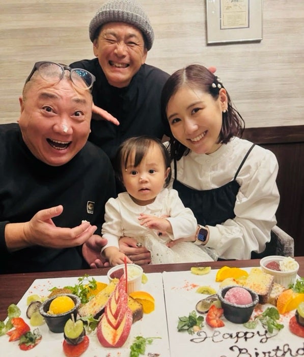 【写真・画像】 ココリコ遠藤の妻、山本圭壱夫妻の長女の誕生日を祝福「素敵な家族」 　1枚目