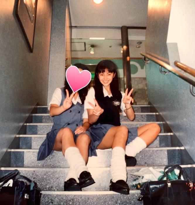 矢田亜希子、10代の頃の制服＆ルーズソックス姿を公開「日焼けしたかっ