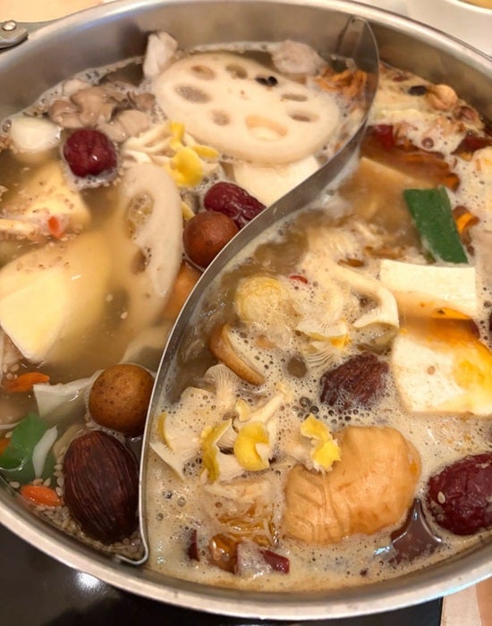 【写真・画像】 藤あや子「人気のレストラン」初めて訪れた店で薬膳鍋を堪能「このお鍋是非お勧めします」 　1枚目