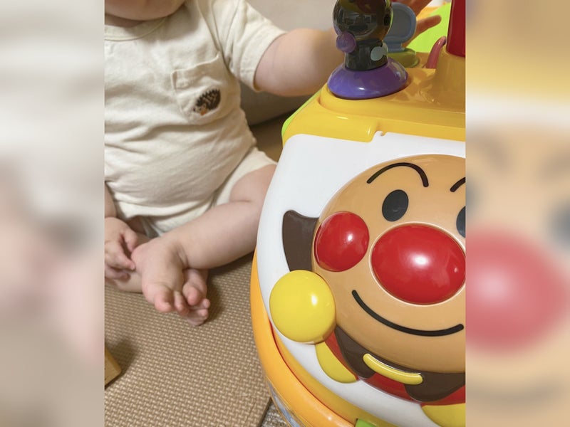【画像】アンパンマンのおもちゃで遊ぶ川田裕美さんの息子さん