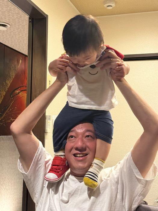 【写真・画像】 夫婦で家に訪れたサバンナ・高橋茂雄に一瞬で心を開いた1歳の娘「人を楽しませるバケモンや」 　1枚目