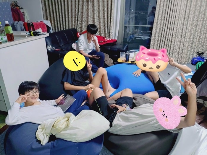 【写真・画像】 山田花子、長男の誕生日に撮影した子ども達の集合ショット「お友達が3人お泊りにきています」 　1枚目