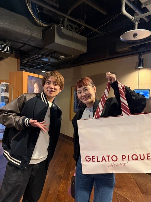 【写真・画像】 杉浦太陽、村上佳菜子の誕生日を祝福しプレゼント「あたたまってね～」 　1枚目