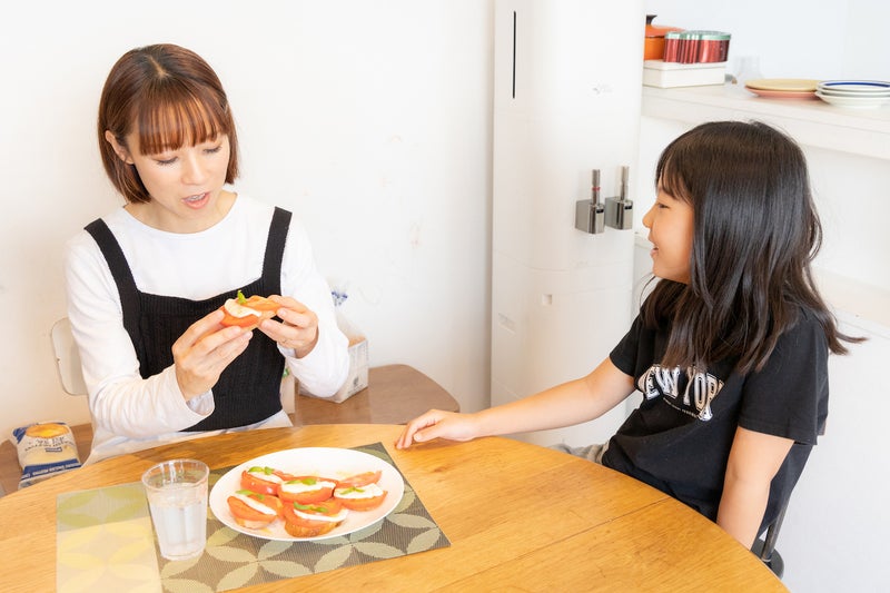 【画像】おとちゃんがカプレーゼのカナッペを食べる千鶴さんを見ている