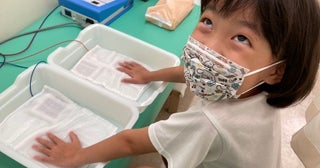 ノッチの妻、電気治療に慣れてきた次女「痒くなるのを知っているから」