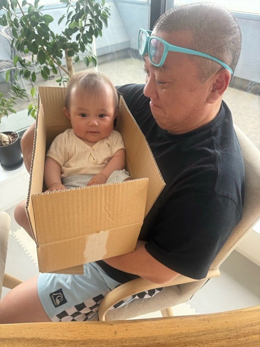 【写真・画像】 山本圭壱、妻・西野未姫が撮影した自身と娘の2ショットを公開「収まりがいいみたいです」 　1枚目
