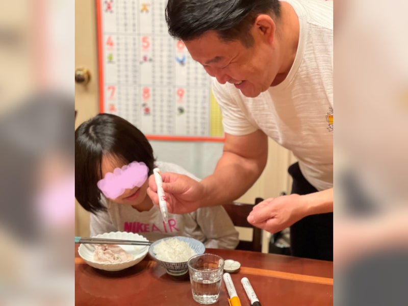 【写真】マジックインふりかけをたのしむ花田虎上さん