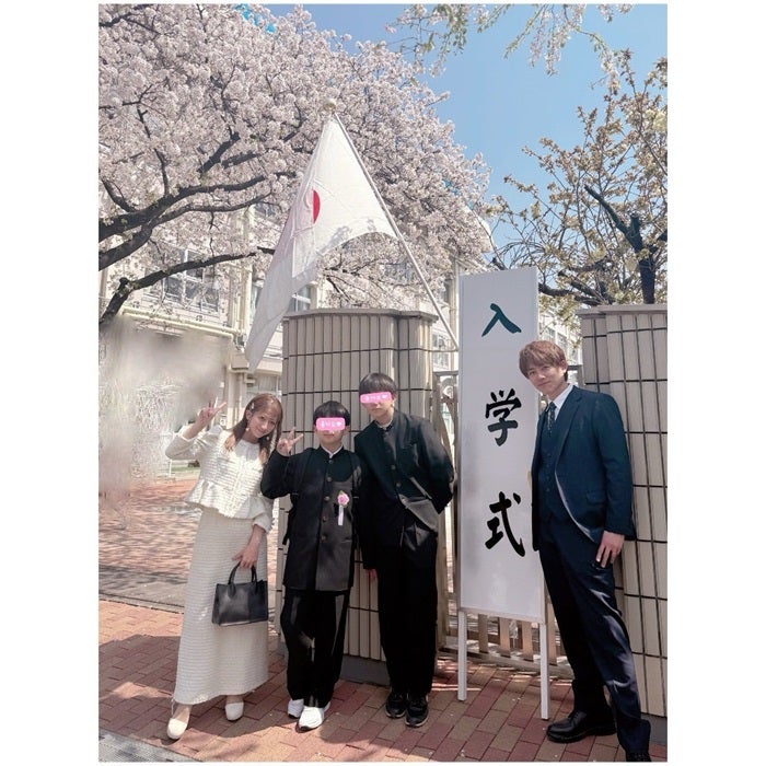 【写真・画像】 辻希美、次男の入学式の日に撮影した親子ショットを公開「きょうだい愛が伝わってくる」 　1枚目