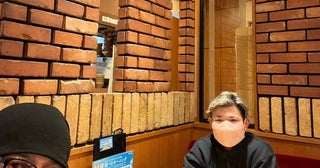 薬丸裕英、ヨーロッパから帰国した三男との2ショットを公開「散歩して二人で朝食」