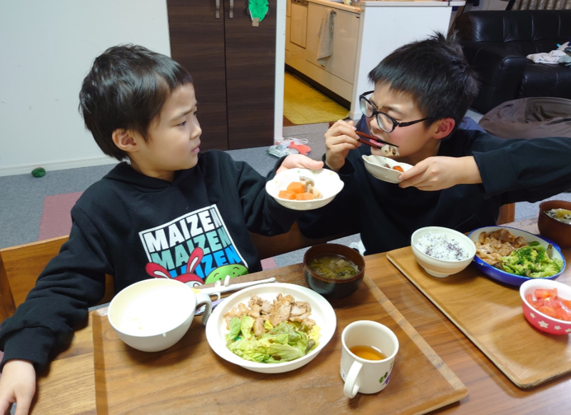 【画像】山田花子さんの料理を食べる息子