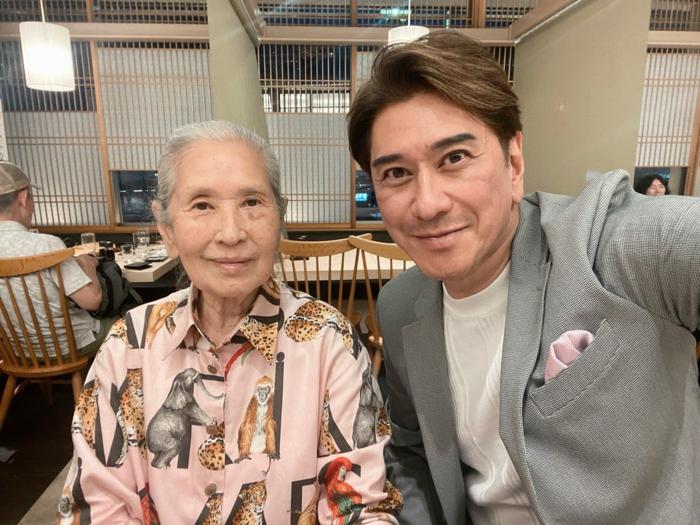 【写真・画像】 川崎麻世、89歳の母親らと食べた料理「寿司を食べた後に我々4人で24個も食べてしまった」 　1枚目