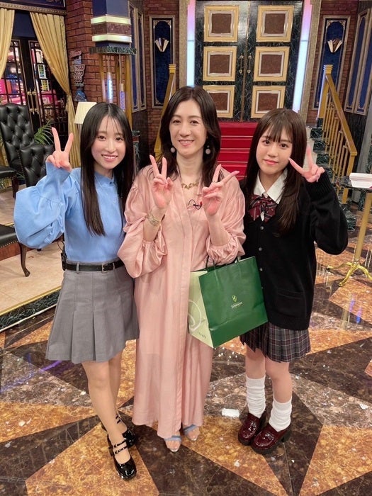 【写真・画像】 野々村友紀子、長女と次女との3ショットを公開「娘と一緒で変な緊張をしている49歳の私」 　1枚目