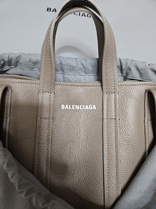  山田美保子氏、新色を購入した『BALENCIAGA』のバッグ「3wayに姿を変えます」  1枚目